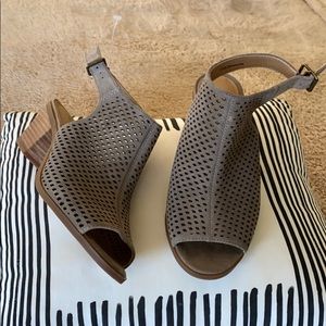 Lucky Brand sandals laser cut tan NWT 8.5